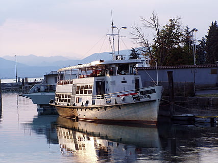 fartyg, motorfartyg, navigering, rost, porto, motor-, sjö, båt, nautiska fartyget, vatten, transport, transportsätt, reflexion, förtöjd, himmel, vid vatten, natur, inget folk, arkitektur, hamn, hav, berg, dag, byggd struktur, pir, segelbåt, fiskerinäring, 1080P, CC0, offentligt domän, royaltyfria