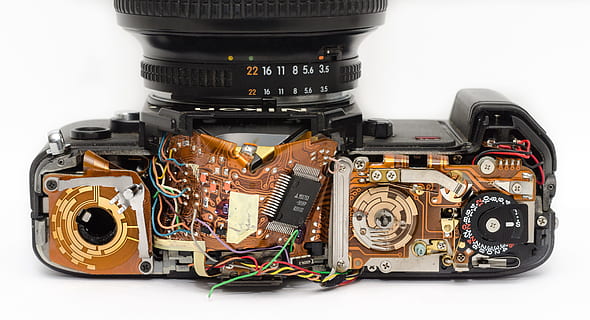 noir, appareil photo reflex, montrant, circuit imprimé, cassé, caméra, circuits, électronique, équipement, la photographie, La technologie, thèmes de la photographie, prise de vue en studio, fond blanc, appareil photo - équipement photographique, style rétro, culture artistique et divertissement, la musique, coupé, à l'intérieur, nostalgie, Industrie électronique, personne, multi couleur, objet unique, bobine de film, lien, Film de caméra, équipement électrique, 4K, CC0, domaine public, libre de droits