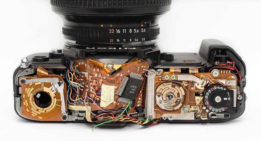 noir, appareil photo reflex, montrant, circuit imprimé, cassé, caméra, circuits, électronique, équipement, la photographie, La technologie, thèmes de la photographie, prise de vue en studio, fond blanc, appareil photo - équipement photographique, style rétro, culture artistique et divertissement, la musique, coupé, à l'intérieur, nostalgie, Industrie électronique, personne, multi couleur, objet unique, bobine de film, lien, Film de caméra, équipement électrique, 4K