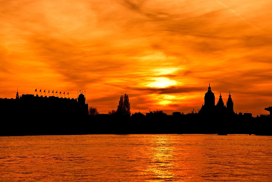 edificio, ciudad, nube, color, negro, noche, horizonte, ligero, naranja, rojo, reflexión, escena, silueta, cielo, Dom, luz del sol, puesta de sol, pueblo, urbano, color naranja, nube - cielo, cielo dramático, río, agua, frente al mar, belleza en la naturaleza, exterior del edificio, destinos de viaje, paisajes - naturaleza, naturaleza, arquitectura, árbol, estructura construida, nadie, tranquilidad, escena tranquila, al aire libre, cielo romantico, 4K