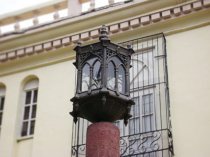 Lampe, Lichtmast, Beleuchtung, die Architektur, Europa, gebaute Struktur, Gebäudehülle, Flachwinkelansicht, Fenster, Gebäude, Tag, keine Leute, Lichtanlage, Bogen, draußen, die Vergangenheit, Glas - Material, Uhr, Geschichte, Wohngegend, Strassenlicht, Zeit, Himmel, Balkon, architektonische Säule, elektrische Lampe, 2K, CC0, gemeinfrei, lizenzfrei