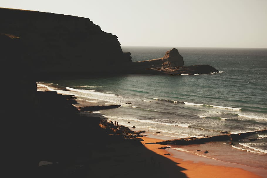 antenne, fotografering, havstabel, grå, himmel, havbølger, kysten, dagtimerne, bølge, surf, strand, klipper, bryde vand, sand, horisont, wafe, bjerg, ocean, natur, landskab, kærlighed, person, hav, vand, jord, klippe, rock-objekt, rock formation, scenics - natur, skønhed i naturen, solid, horisont over vand, ro, rolig scene, klint, skyfri himmel, dag, udendørs, stable rock, 4K