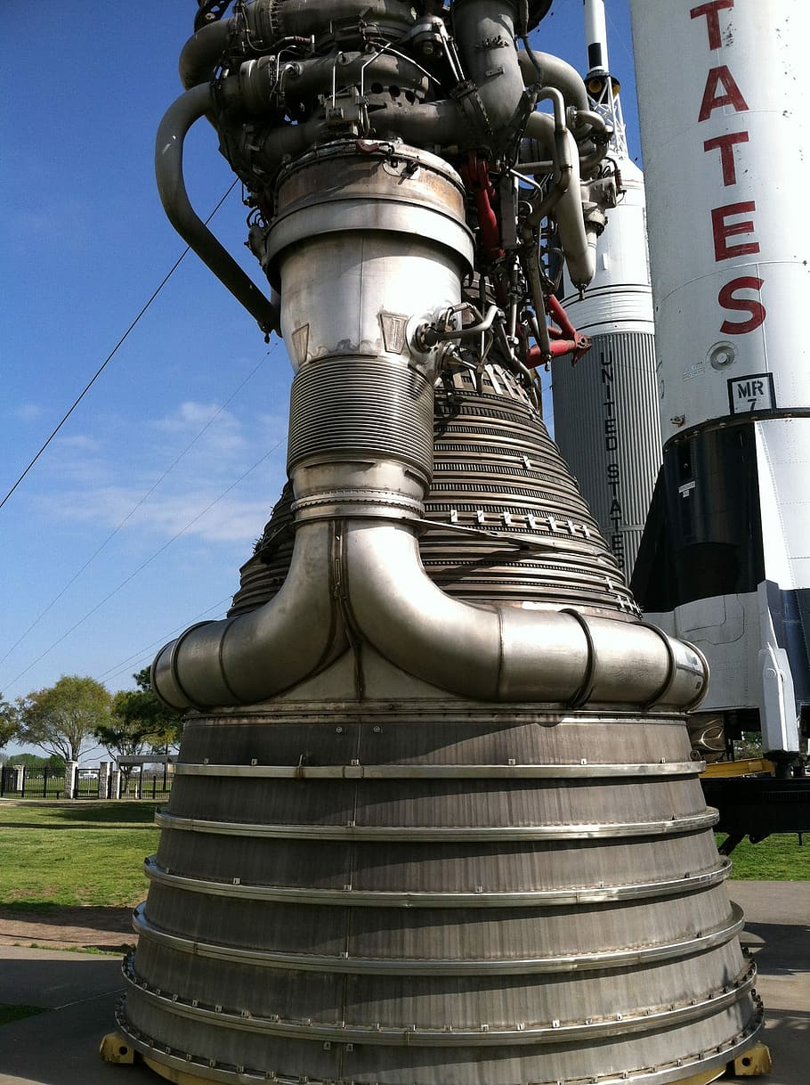 nasa, coet, motor, f-1, parc de coets, coet, motor, espai, tecnologia, ciència, enginyeria, dia, indústria, a l'aire lliure, cap gent, cel, metall, naturalesa, arquitectura, estructura construïda, fàbrica, vista d’angle baix, tub de tub, equipament, exterior de l'edifici, maquinària, color plata, llum solar, connexió, manera de transport, indústria del metall, 2K