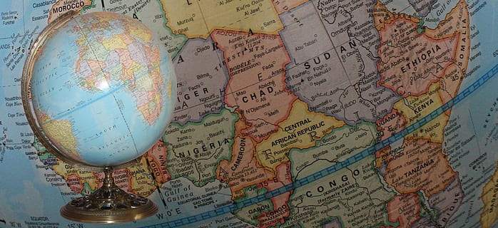 avvicinamento, foto, globo, mondo, carta geografica, terra, pianeta, sfera, geografia, sfondo, fondale, intestazione, continente, oceano, In tutto il mondo, scienza, internazionale, Africa, testo, mappa del mondo, globo - Oggetto creato dall'uomo, in casa, nessuno, pianeta Terra, comunicazione, geografia fisica, guida, sceneggiatura occidentale, esplorazione, viaggio, vista dall'alto, natura morta, direzione, antico, 1080P, CC0, dominio pubblico, privo di copyright