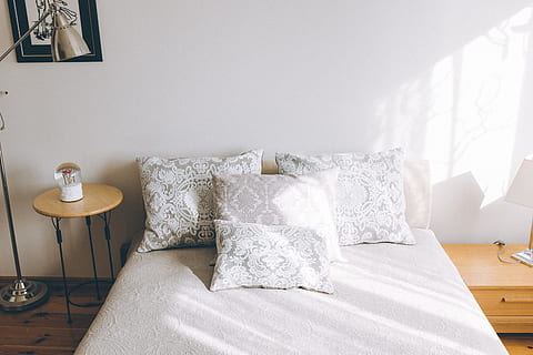 fez, cama, leve, de outros, quarto, dentro de casa, sala doméstica, hotel, ninguém, interior de casa, mobília, luxo, confortável, lâmpada elétrica, moderno, decoração, travesseiro, apartamento, quarto de hotel, elegância, estilos de vida, branco, cor branca, casa, interior de vitrine em casa, equipamento de iluminação, riqueza, recheado, dia, ausência, mesa de apoio, acolhedor, 4K, CC0, domínio público, royalty free