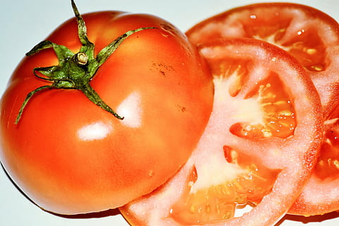 grøntsag, tomat, retfærdig, køkken, rød, opskrift, ingrediens, sund og rask, skiveskåret, mad, mad og drikke, frugt, sund kost, velvære, friskhed, tæt på, stilleben, indendørs, saftig, ingen mennesker, rå fødevarer, moden, tværsnit, skive, studio skud, halveret, Vegetarmad, 4K, CC0, offentligt domæne, royaltyfrie