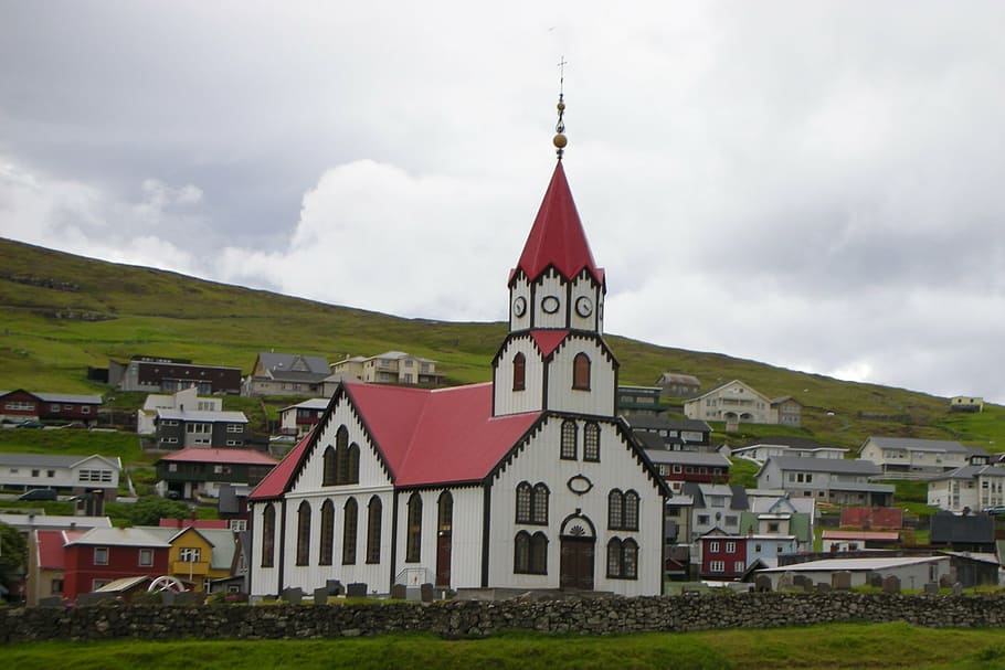 Església, faroe, arquitectura, cristianisme, religió, europa, exterior de l'edifici, estructura construïda, edifici, lloc de culte, núvol - cel, cel, creença, casa, barri residencial, naturalesa, torre, espiritualitat, herba, cap gent, ciutat, dia, fletxa, 1080P