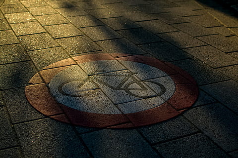skjold, skygge, vejviser, vejskilte, klog retning, sol, Bemærk, vejretning, trend indstilling, weganzeiger, cykel, cykelsti, cykel skjold, cykelsti tegn, skyggespil, mønster, høj vinkel visning, sti, brosten, sten-, form, ingen mennesker, dag, geometrisk form, udendørs, design, gade, Kunst og håndværk, kreativitet, tekstureret, cirkel, meddelelse, tæt på, fortov, baggrunde, flisebelagt gulv, 1080P, CC0, offentligt domæne, royaltyfrie
