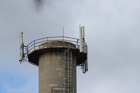 Kamin, Turm, Wasser, Konstruktion, städtisch, Industrie, Fabrik, Verschmutzung, Himmel, Technologie, gebaute Struktur, wolke - himmel, Kraftstoff- und Stromerzeugung, Tag, keine Leute, die Architektur, Gebäudehülle, Lagertank, Flachwinkelansicht, Natur, Treppe, draußen, Öl Industrie, Sicherheit, Wasserturm - Lagertank, kopieren sie platz, 5K, CC0, gemeinfrei, lizenzfrei