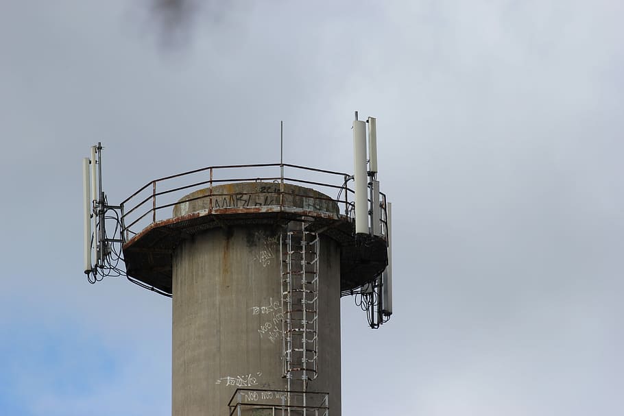 Kamin, Turm, Wasser, Konstruktion, städtisch, Industrie, Fabrik, Verschmutzung, Himmel, Technologie, gebaute Struktur, wolke - himmel, Kraftstoff- und Stromerzeugung, Tag, keine Leute, die Architektur, Gebäudehülle, Lagertank, Flachwinkelansicht, Natur, Treppe, draußen, Öl Industrie, Sicherheit, Wasserturm - Lagertank, kopieren sie platz, 5K