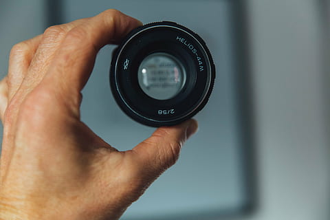 person, holding, svart, kamera linse, kamera, linse, hånd, uklarhet, fotografering temaer, kamera - fotografisk utstyr, objektiv - optisk instrument, menneskelig kroppsdel, menneskelig hånd, teknologi, digitalkamera, moden voksen, fotografering, modne menn, én person, fotografisk utstyr, menn, aktivitet, nærbilde, objektiv - øye, innendørs, kroppsdel, finger, moderne, fotograf, slr kamera, 5K, CC0, offentlig domene, opphavsrett gratis