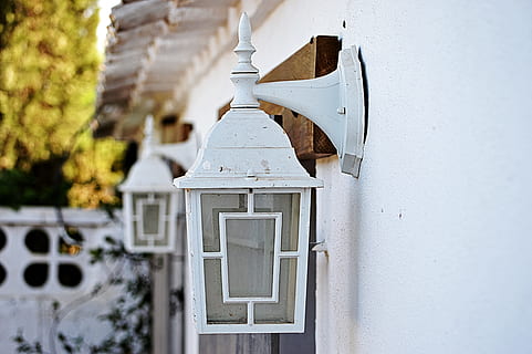 lanterna, rustico, illuminazione, decorazione, lampada, messa a fuoco, appendere, architettura, esterno dell'edificio, struttura costruita, nessuno, costruzione, religione, giorno, all'aperto, caratteristica della parete, luogo di culto, concentrarsi sulle conoscenze acquisite, credenza, natura, Colore bianco, finestra, avvicinamento, Entrata, spiritualità, 5K, CC0, dominio pubblico, privo di copyright
