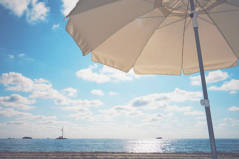blanc, foto de paraigües, riba del mar, paraigües blanques, foto, frontal, vora del mar, mar, paraigua, platja, para-sol, vacances, estiu, cel, aigua, naturalesa, a l'aire lliure, blau, relaxació, viatjar, línia de costa, destinacions de viatge, núvol - cel, protecció, dia, escenics - natura, bellesa a la natura, vaixell nàutic, horitzó, transport, escena tranquil·la, tranquil·litat, cap gent, horitzó sobre l’aigua, 1080P, CC0, domini públic, lliure de regalies