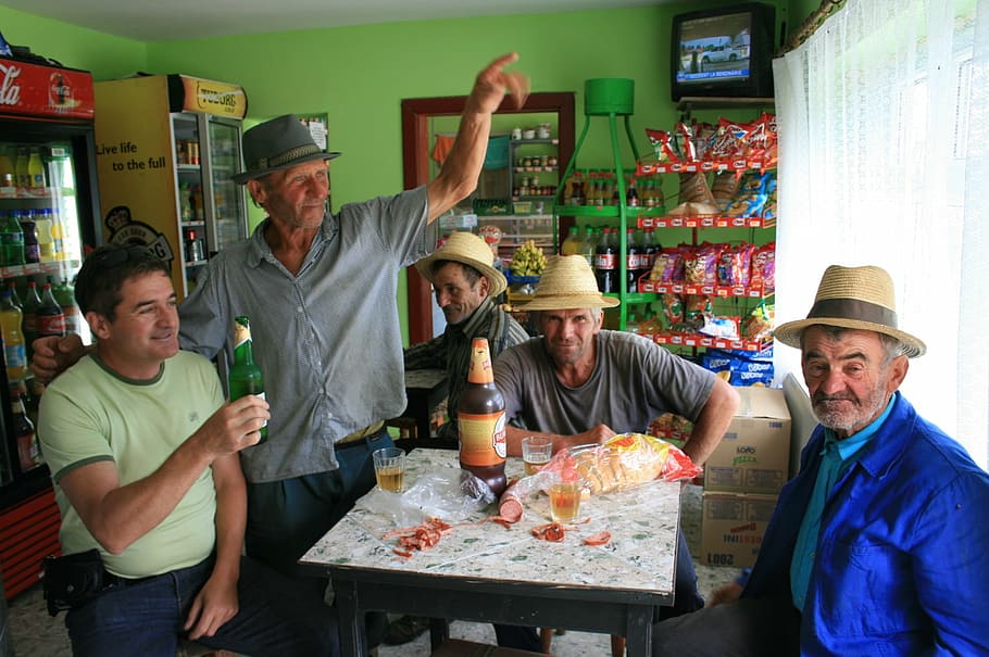 Männer, Bar, Gruppe, Brille, Aperitif, Freundschaft, Rumänien, Menschen, Kulturen, Essen und Trinken, Gruppe von Leuten, Pizza, Alkohol, Getränk, Lebensmittel, Hut, Erwachsene, Erfrischung, lächelnd, Tabelle, reifer erwachsener, Glück, menschlicher Arm, Frau, Lebensstile, reife Männer, Arme erhoben, menschliches Glied, 1080P