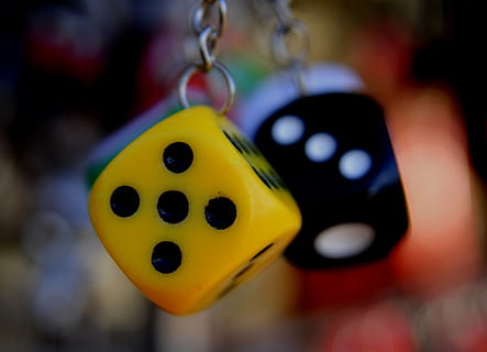 keychain, sleutel, gift, Dobbelsteen, detailopname, focus op de voorgrond, geen mensen, geel, opknoping, stilleven, vertegenwoordiging, kans, geluk, dierlijke representatie, selectieve aandacht, kunst cultuur en entertainment, binnenshuis, plastic, dier, gevlekt, vrijetijdsspellen, multi gekleurd, vorm, 5K, CC0, publiek domein, royaltyvrij