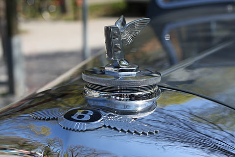 insígnia bentley, figura fresca, oldtimer, cotxe, metall, dia, centrar-se en primer pla, cap gent, primer pla, aigua, taula, a l'aire lliure, llac, reflexió, naturalesa, vidre - material, vaixell nàutic, barana, antiguitat, natura morta, enfocament selectiu, material de fusta, art i artesania, 4K, CC0, domini públic, lliure de regalies