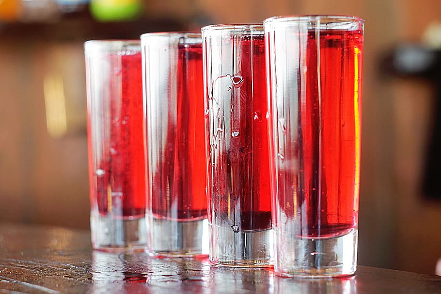 bar, ochelari, băuturi, roșu, lichid, mancare si bautura, băutură, gustare, pahar de băut, să se concentreze asupra primelor elemente, sticlă, în interior, alcool, recipient, echipamente de uz casnic, nici o persoana, sticlă - material, a închide, alimente, de casă, mason jar, borcan, prospeţime, 1080P