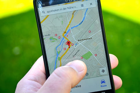 person, bedrift, telefon, visning, gps kort, smartphone, Beliggenhed, lg, navigation, Kort, mediefoto, menneskelig hånd, meddelelse, trådløs teknologi, menneskelig kropsdel, bærbar informationsenhed, tæt på, mobiltelefon, teknologi, dag, internet, hånd, en person, finger, retning, menneskelig finger, kropsdel, grøn farve, natur, forbindelse, udendørs, fokus på forgrunden, 4K, CC0, offentligt domæne, royaltyfrie