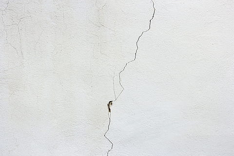 revnet, væg, grafisk, tapet, hvid, beton, struktur, tom, lys, design, hus, arkitektur, hvid væg, blank, levende, moderne, hjem, bygning, crack, baggrunde, fuld ramme, abstrakt, tekstureret, ingen mennesker, tæt på, murbygningsfunktion, gammel, bygget struktur, forvitret, beskadiget, kopiere plads, hvid farve, ru, maling, mønster, dag, smuds, tekstureret effekt, cement, snavset, abstrakte baggrunde, 1080P, CC0, offentligt domæne, royaltyfrie