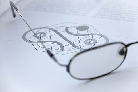 Brille, schwarz, Frames, Makro, Auge, Vision, lesen, Buch, Zeitschrift, grau, links, Text, Logo, Symbol, Perspektive, schließen, optisch, aussehen, Idee, Konzept, Silber-, Geschäft, dokumentieren, Diagramm, Nahansicht, keine Leute, drinnen, selektiver Fokus, Papier-, Bildung, Stillleben, Studioaufnahme, Kreativität, Kunst und Handwerk, High Angle View, Textil-, Technologie, Gesundheitswesen und Medizin, weiße Farbe, Lernen, Komplexität, 5K, CC0, gemeinfrei, lizenzfrei