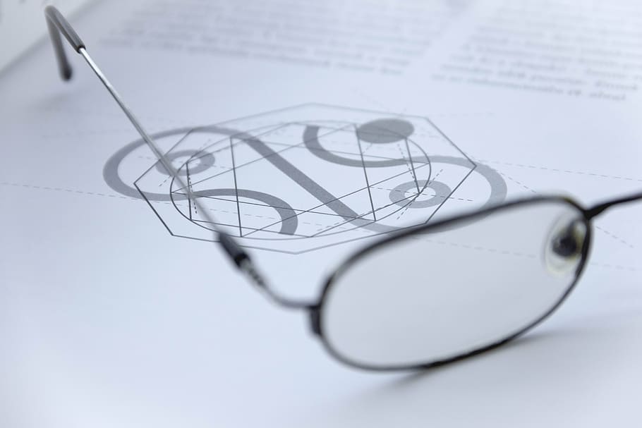 Brille, schwarz, Frames, Makro, Auge, Vision, lesen, Buch, Zeitschrift, grau, links, Text, Logo, Symbol, Perspektive, schließen, optisch, aussehen, Idee, Konzept, Silber-, Geschäft, dokumentieren, Diagramm, Nahansicht, keine Leute, drinnen, selektiver Fokus, Papier-, Bildung, Stillleben, Studioaufnahme, Kreativität, Kunst und Handwerk, High Angle View, Textil-, Technologie, Gesundheitswesen und Medizin, weiße Farbe, Lernen, Komplexität, 5K