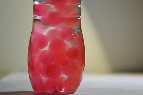 bolhas, vermelho, agua, garrafa, cor rosa, fechar-se, focar em primeiro plano, ainda vida, ninguém, mesa, dentro de casa, transparente, comida e bebida, único objeto, doces, vidro - material, forma, multi colorido, grande grupo de objetos, recipiente, Comida, copo de bebida, 4K, CC0, domínio público, royalty free