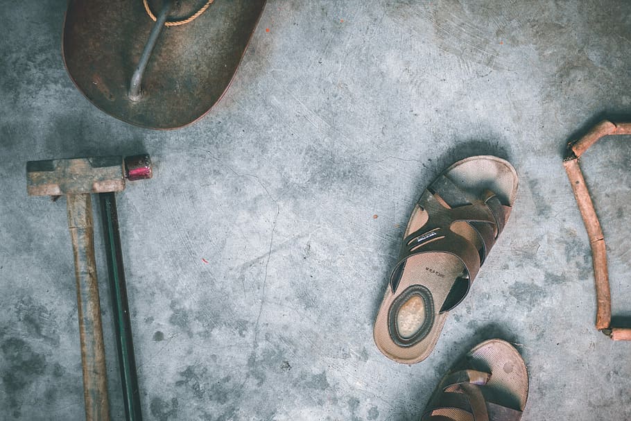 parell, gris, sandàlies, aèria, foto, marró, sandàlies de cuir, sabata, sandàlia, flatlay, pedra, martell, #shade, #crack, #feel, #mood, #gestionar, #rope, #color, #hard, #worker, #house, secció baixa, vista d’angle alt, cama humana, part del cos humà, part del cos, una persona, directament a sobre, persones reals, dia, homes, equipament esportiu, primer pla, perspectiva personal, estils de vida, de peu, metall, a l'interior, esport, peu humà, sabatilla, concret, 5K