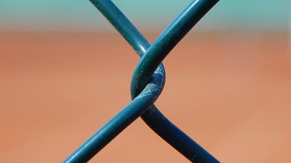 red, Unión, encrucijada, enganche, juntos, metal, de cerca, conexión, nadie, cerca, seguridad, barrera, límite, la seguridad, fuerza, cerca de alambre, proteccion, día, color naranja, naturaleza, cable, centrarse en primer plano, fondo de color, al aire libre, 4K, CC0, dominio público, libre de derechos