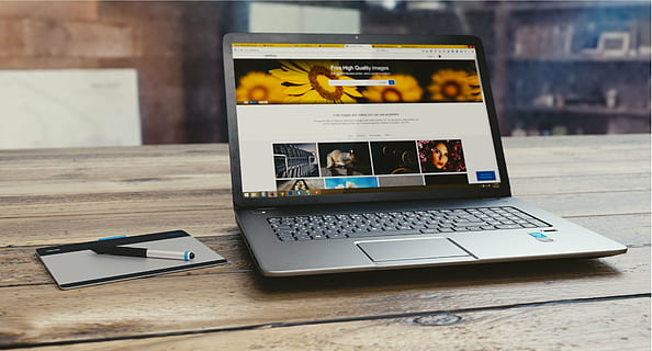 calculator, Internet, tastatură, laptop, ecran, social, masa, tehnologie, web, website, Afaceri, birou, tehnologia fără fir, comunicare, conexiune, dispozitiv portabil de informații, nici o persoana, a închide, telefon inteligent, în interior, telefon mobil, zi, să se concentreze asupra primelor elemente, text, ecranul dispozitivului, natură, 2K, CC0, domeniu public, fără drepturi de autor