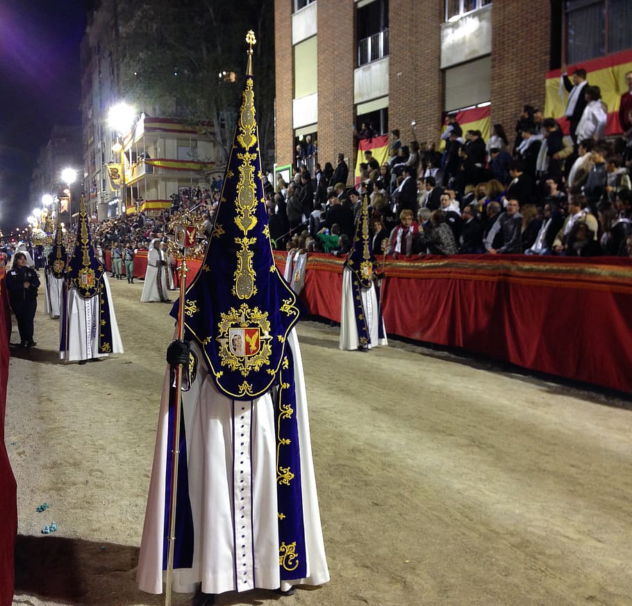 espanya, lorca, processó, setmana santa, penitents, grup de persones, persones reals, multitud, gran grup de persones, roba, ciutat, carrer, homes, roba tradicional, celebració, esdeveniment, arquitectura, estructura construïda, desfilada, uniforme, dones, estils de vida, responsabilitat, ball tradicional, 1080P