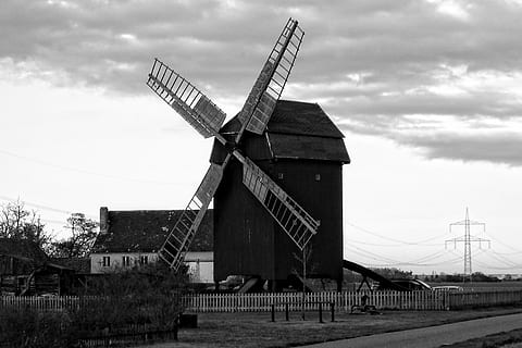 post mill, nuvole, mulino, mulino a vento, vecchio, storicamente, bianco e nero, energia rinnovabile, energia alternativa, architettura, combustibile e produzione di energia, conservazione dell'ambiente, struttura costruita, energia eolica, turbina, turbina eolica, cielo, mulino a vento tradizionale, ambiente, esterno dell'edificio, nuvola - cielo, natura, scena rurale, giorno, nessuno, tecnologia, paesaggio, all'aperto, 2K, CC0, dominio pubblico, privo di copyright