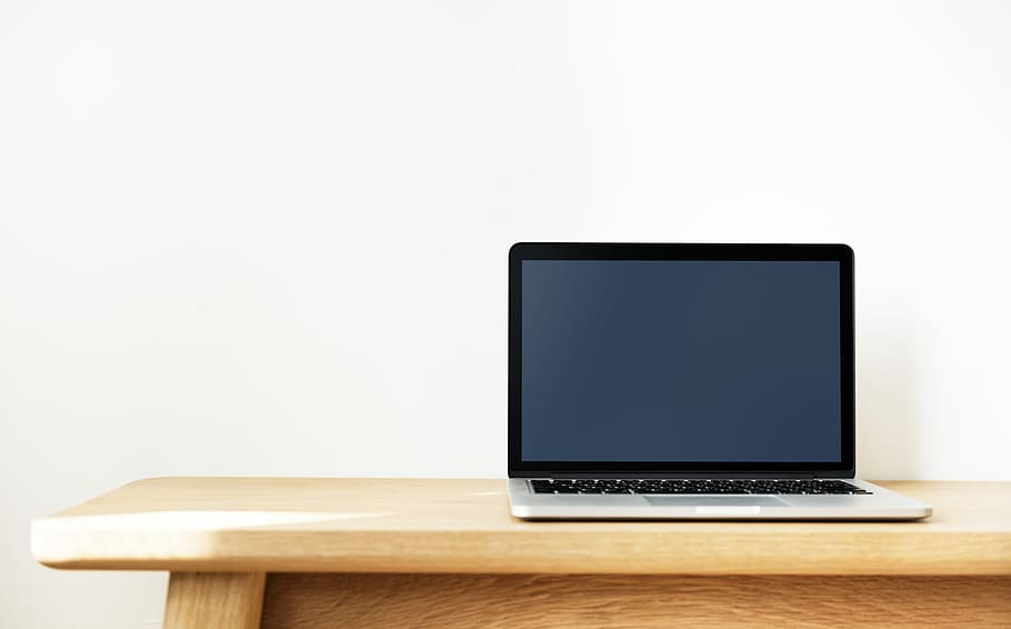 il computer portatile, Marrone, di legno, tavolo, dispositivo, dispositivo digitale, macbook, Macbook Pro, tecnologia, computer, copia spazio, tecnologia wireless, connessione, in casa, Internet, attrezzatura informatica, comunicazione, girato in studio, nessuno, rete di computer, singolo oggetto, legno - materiale, sfondo bianco, moderno, schermo del computer, portabilità, vuoto, schermo a cristalli liquidi, comunicazioni globali, 1080P