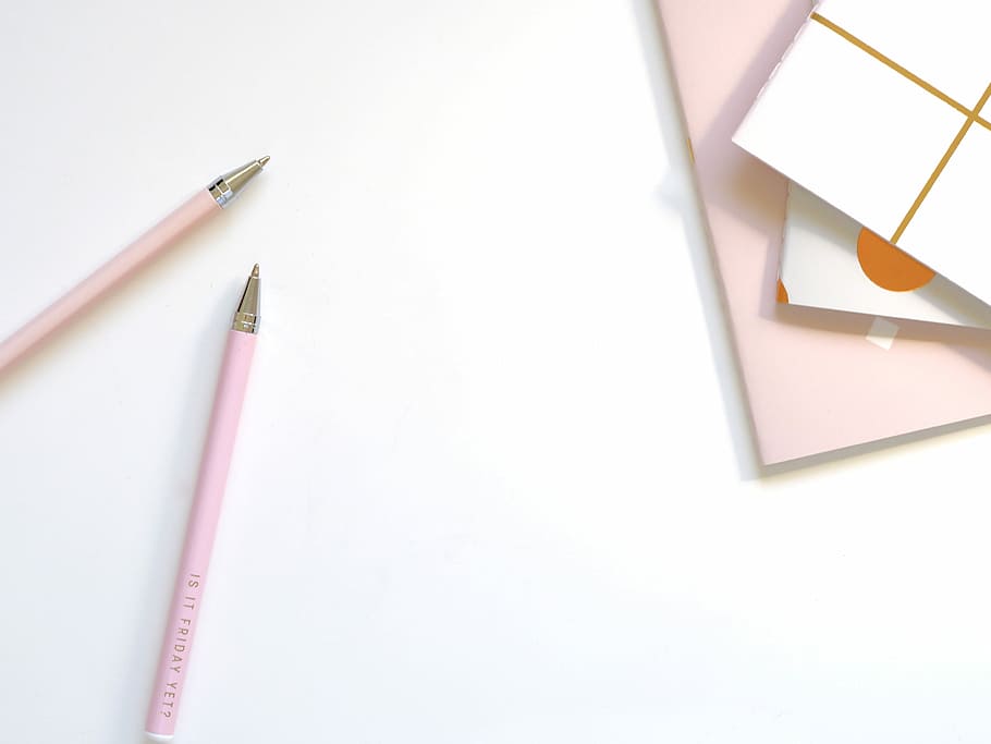 dos, bolígraf, llibre, rosa, bolígrafs, blanc, superfície, escriptori, paper, quadern, brillant, taronja, espai en blanc, treballar, estacionari, espai d'oficina, espai de treball, negocis, oficina, fons blanc, espai blanc, mínim, simple, rosegold, llapis, a l'interior, natura morta, cap gent, còpia espai, tir de l'estudi, vista d’angle alt, educació, primer pla, goma d'esborrar, instrument d’escriptura, bloc de notes, subministrament d’oficina, aprenentatge, taula, publicació, material escolar, en blanc, 4K