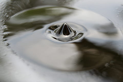 liquido, ferrofluido, spuntone, macro, magnete, brillante, industriale, scientifico, scienza, avvicinamento, acqua, attrezzature domestiche, nessuno, natura, increspato, cibo e bevande, riflessione, bere, Lavello, movimento, metallo, messa a fuoco selettiva, bagnato, rinfresco, bolla, in casa, purezza, color argento, inquinamento, concentrico, acciaio, 2K, CC0, dominio pubblico, privo di copyright