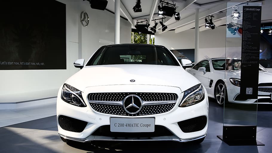 Auto, Weiß, leeren, Transportmittel, Kraftfahrzeug, Transport, Landfahrzeug, drinnen, keine Leute, Sportwagen, Verkauf, Text, stationär, Kommunikation, modern, Technologie, Nummer, Autohändler, Windschutzscheibe, Luxus, 5K
