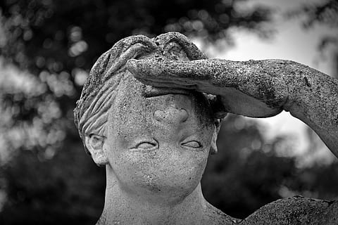 în tonuri de gri, editat, statuie, uman, mână, frunte, față, gresit, răsucit, om, figura, sculptură, artă, lovitură de cap, să se concentreze asupra primelor elemente, doar femei, doar adulți, adult, reprezentare, reprezentare umană, artă și sculptură, asemănarea bărbaților, ambarcațiune, creativitate, natură, zi, asemănarea feminină, a închide, cimitir, material de piatră, cer, vechi, religie, solid, în aer liber, umane, înger, 5K, CC0, domeniu public, fără drepturi de autor
