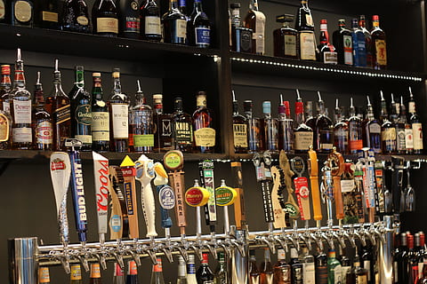 stor, åben, bar, valg, stor gruppe af objekter, variation, flaske, arrangement, ingen mennesker, hylde, beholder, drikke, indendørs, alkohol, overflod, forfriskning, detail, til salg, i en række, kollektion, stilleben, mad og drikke, side om side, 5K, CC0, offentligt domæne, royaltyfrie