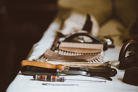 bovenste huis, petersfield, bruin, hengel, borstel, kleding, hulpmiddelen, uitrusting, tafel, binnenshuis, geen mensen, detailopname, antiek, selectieve aandacht, oud, stilleven, werktuig, muziekinstrument, geschiedenis, hout - materiaal, focus op de voorgrond, studio opname, muziek-, metaal, variatie, het verleden, nauwkeurigheid, 4K, CC0, publiek domein, royaltyvrij