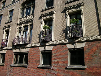 cihlový, okno, budova, architektura, cihlová zeď, exteriér budovy, město, venku, stavba, nízký úhel pohledu, rezidenční čtvrti, den, nikdo, celý rám, zeď, slunečního světla, v řadě, sklo - materiál, pozadí, balkón, byt, 4K, CC0, veřejná doména, bez autorských práv