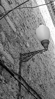 façana, llanterna, maó, il·luminació, llanternes, arquitectura, llum, façanes, funció de construcció de parets, estructura construïda, cap gent, exterior de l'edifici, vista d’angle baix, equips d’il·luminació, electricitat, llum elèctrica, dia, metall, paret, cable, bombeta, tecnologia, sostre, a l'aire lliure, paret de pedra, 4K, CC0, domini públic, lliure de regalies