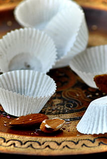 muffin, chokolade, bage, mærke, dessert, konfekture, slik, konditor, cupcakes, bager, nippe, sød, kager, kage, chokolade praline, fine chokolader, lækker, bolde, drage nytte af, rå fødevarer, ramekins, indendørs, mad, mad og drikke, stilleben, ingen mennesker, selektiv fokusering, bord, hvid farve, tæt på, sødt mad, papir, serviet, kop, cupcake, plade, træ - materiale, bagt, usund spisning, cupcake holder, placere mat, 2K, CC0, offentligt domæne, royaltyfrie