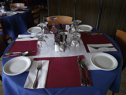 restaurantbord, spisebord, bordindstilling, bord, serviet, sølvtøj, plade, aftensmad, restaurant, porcelæn, spisning, bordkniv, dug, gaffel, elegance, måltid, dekoration, sted indstilling, husholdningsudstyr, indstilling, glas, spise redskaber, kniv, forretning, drikkeglas, køkkenredskaber, indendørs, mad og drikke, vinglas, ingen mennesker, 4K, CC0, offentligt domæne, royaltyfrie