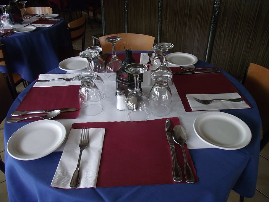 restaurantbord, spisebord, bordindstilling, bord, serviet, sølvtøj, plade, aftensmad, restaurant, porcelæn, spisning, bordkniv, dug, gaffel, elegance, måltid, dekoration, sted indstilling, husholdningsudstyr, indstilling, glas, spise redskaber, kniv, forretning, drikkeglas, køkkenredskaber, indendørs, mad og drikke, vinglas, ingen mennesker, 4K