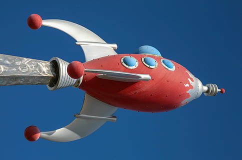 foto, grigio, rosso, costruzione di astronavi, bianca, figurina di nave spaziale, giorno, spazio, razzo, blu, volante, cielo, natura, nessuno, sport, tecnologia, sport estremi, attività commerciale, svolta, all'aperto, direzione, pianeta - spazio, cielo sereno, vacanza, cerchio, vacanze, viaggio, acciaio, 4K, CC0, dominio pubblico, privo di copyright