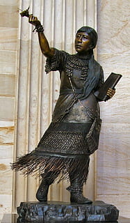 estàtua, nadiu, defensor, escultura, representació, art i artesania, representació humana, semblança masculina, arquitectura, el passat, història, arma, creativitat, artesania, espasa, cap gent, estructura construïda, dia, aliatge de bronze, cavaller - persona, columna arquitectònica, a l'interior, govern, 1080P, CC0, domini públic, lliure de regalies