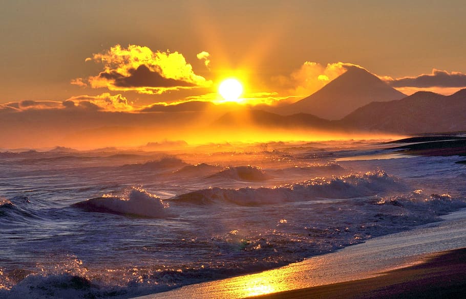 vora del mar, daurat, hores, oceà, volcà, navega, onada, posta de sol, sol, núvols, Escuma de mar, muntanyes, platja, cel, paisatge marí, mar, Costa, sorra, Kamchatka, península, aigua, bellesa a la natura, escenics - natura, terra, muntanya, naturalesa, moviment, núvol - cel, tranquil·litat, llum solar, escena tranquil·la, idíl·lic, cap gent, a l'aire lliure, flare de la lent, horitzó sobre l’aigua, 1080P