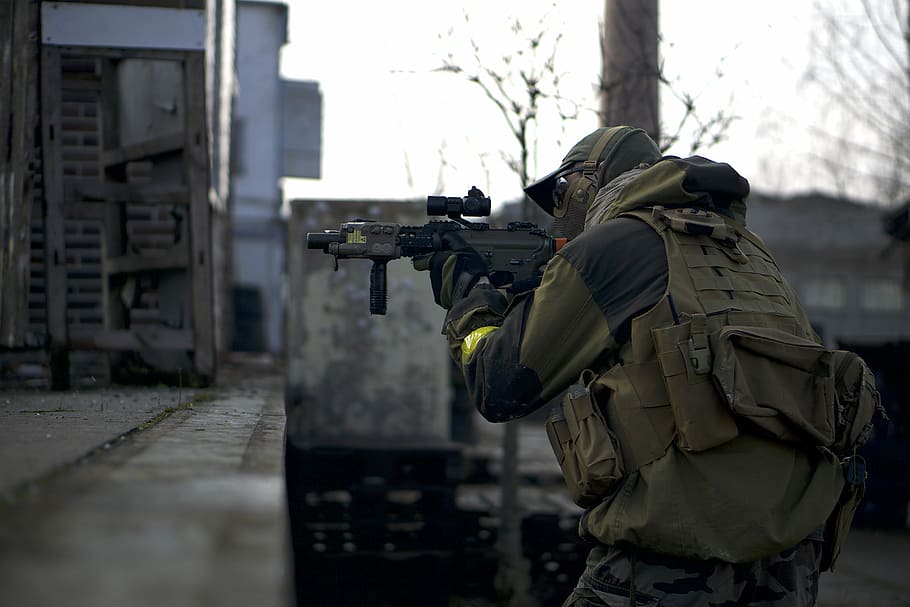 persona, celebració, riffle, publicació, home, rifle, durant el dia, soldat, arma, airsoft, arbre, edifici, persones reals, arquitectura, estructura construïda, exterior de l'edifici, roba, uniforme, dia, una persona, militar, vista del darrere, homes, de peu, pistola, seguretat, a l'aire lliure, ocupació, naturalesa, protecció, govern, roba calenta, 2K
