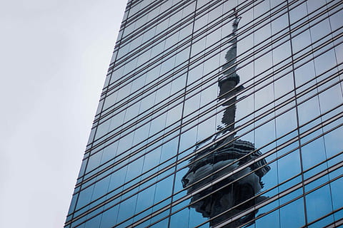 Basso, foto ad angolo, costruzione di facciate continue, statua, libertà, riflessa, bicchiere, costruzione, distorto, riflessione, cn torre, finestra, Torre, architettura, grattacielo, edificio per uffici, struttura costruita, scena urbana, vetro - materiale, esterno dell'edificio, architettura ed edifici, blu, attività commerciale, edificio per uffici esterno, ufficio, moderno, Inquadratura dal basso, città, cielo, giorno, alto - alto, nessuno, natura, cielo sereno, all'aperto, 5K, CC0, dominio pubblico, privo di copyright