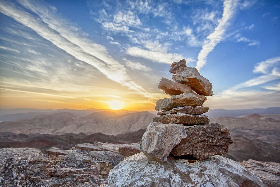 formació de roca marró, posta de sol, mount, superior, paisatge, muntanya, viatjar, tarda, panorama, escènic, cel, turisme, aigua, naturalesa, núvol, mar, vacances, sol, estiu, paisatge urbà, panoràmica, ciutat, cresta, arquitectura, Costa, referència, línia de costa, europa, rang, vell, port, volcà, horitzó, pic, rock - object, equilibri, pila, núvol - cel, a l'aire lliure, gent, una persona, rock, sòlid, bellesa a la natura, tranquil·litat, escena tranquil·la, escenics - natura, com zen, cap gent, medi ambient, escena no urbana, terra, pila de roca, 2K