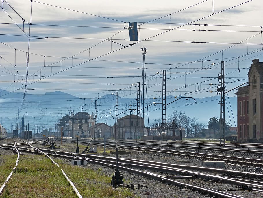 Bahnhof, Landschaft, Oberleitung, Pfade, Melancholie, móra la nova, Eisenbahn, Kabel, Bahngleis, Stromleitung, Schienenverkehr, Strommast, Netzteil, Spur, Elektrizität, Transport, Technologie, Transportmittel, Verbindung, Zug - Fahrzeug, Zug, öffentliche Verkehrsmittel, Himmel, Kraftstoff- und Stromerzeugung, Natur, keine Leute, Komplexität, draußen, Rangierbahnhof, elektrische Ausrüstung, 4K